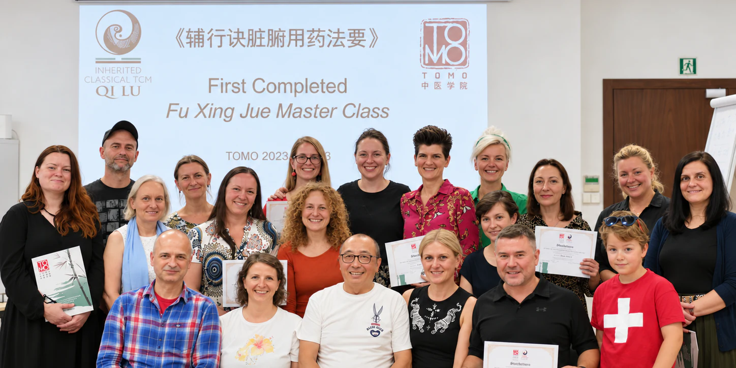 Grupowe zdjęcie absolwentów kursu Fu Xing Jue Master Class w szkole TOMO, 2023 – wśród nich Bożena Kobosko