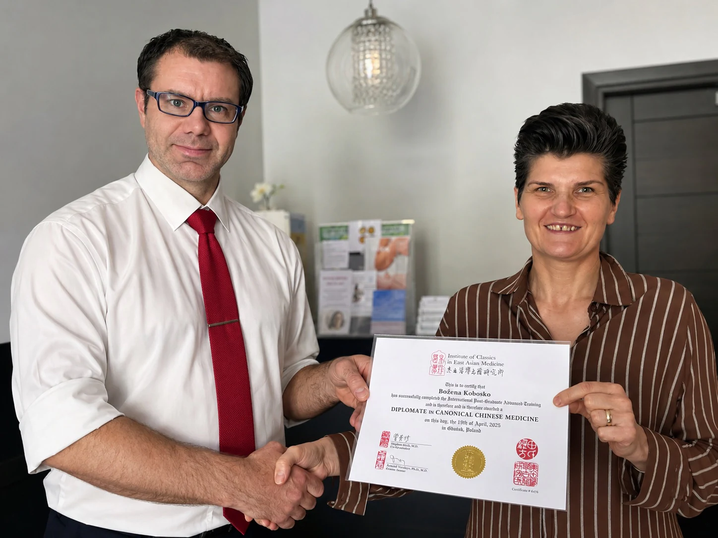 Bożena Kobosko odbiera dyplom ICEAM podczas ceremonii wręczenia