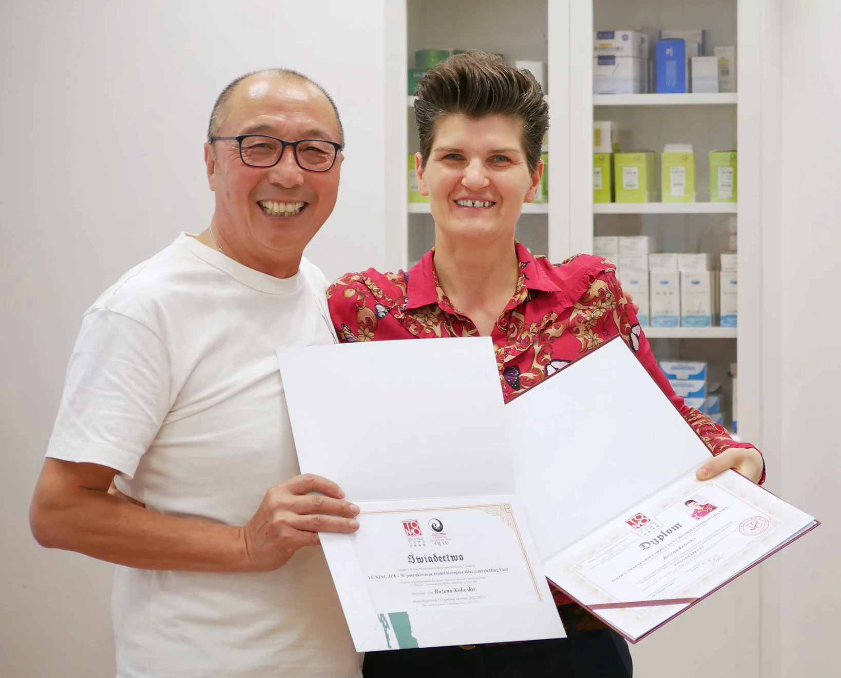 Bożena Kobosko z dyplomem ukończenia Szkoły Tradycyjnej Medycyny Chińskiej TOMO i świadectwem Fu Xing Jue